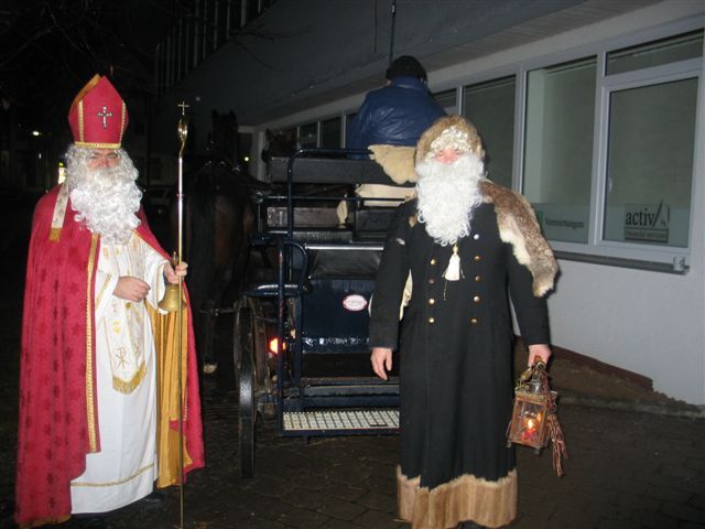 Zum Weihnachtsmarkt in Merklingen kommen Nikolaus und Knecht Ruprecht mit der Kutsche